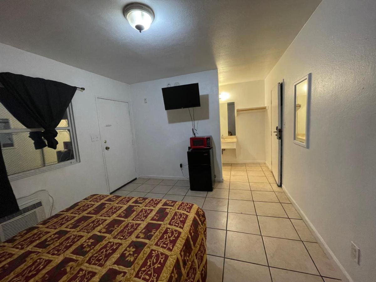 Crown Inn & Suites Spring Valley  Экстерьер фото