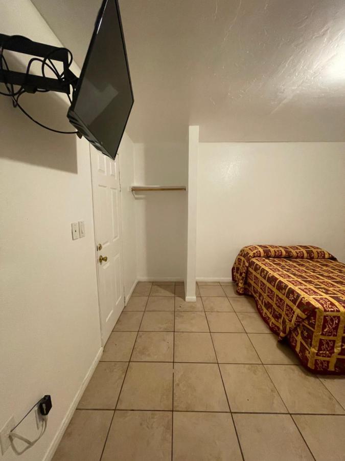Crown Inn & Suites Spring Valley  Экстерьер фото