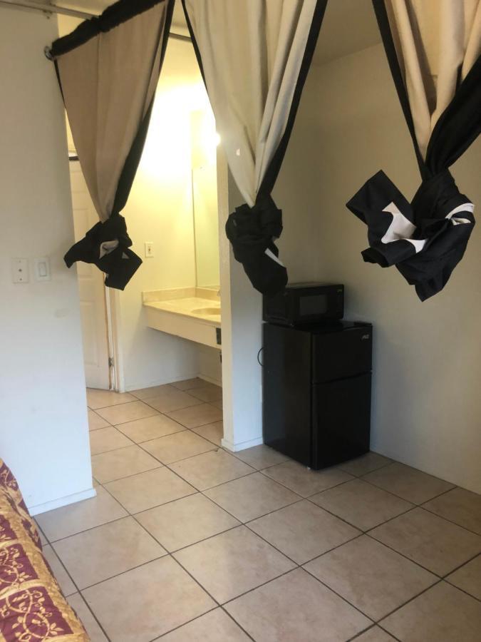 Crown Inn & Suites Spring Valley  Экстерьер фото