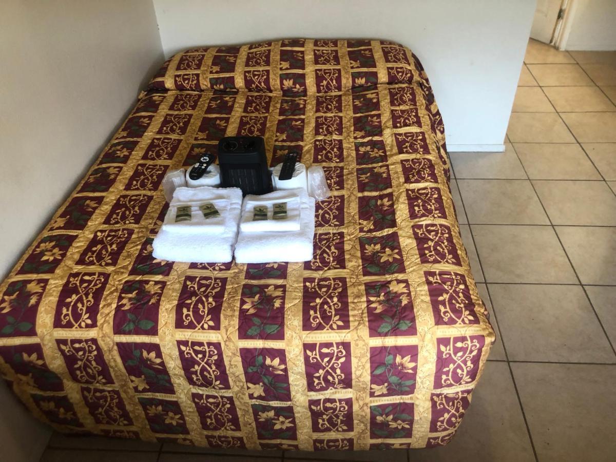 Crown Inn & Suites Spring Valley  Экстерьер фото