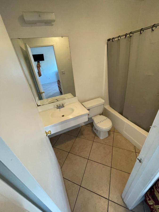 Crown Inn & Suites Spring Valley  Экстерьер фото