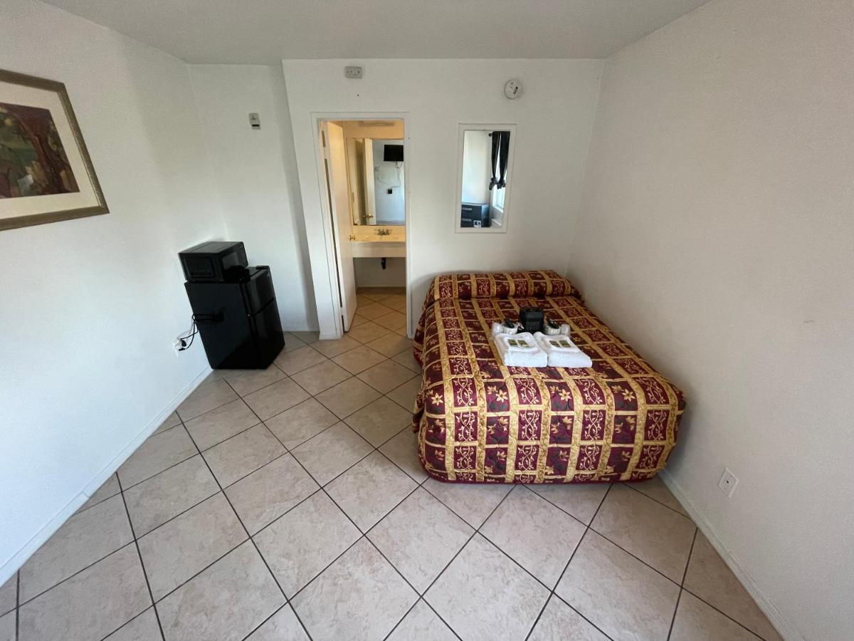Crown Inn & Suites Spring Valley  Экстерьер фото