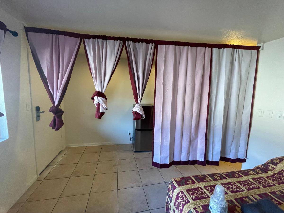 Crown Inn & Suites Spring Valley  Экстерьер фото