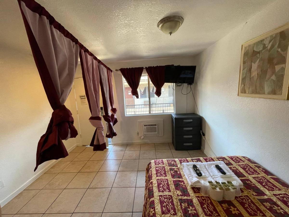 Crown Inn & Suites Spring Valley  Экстерьер фото