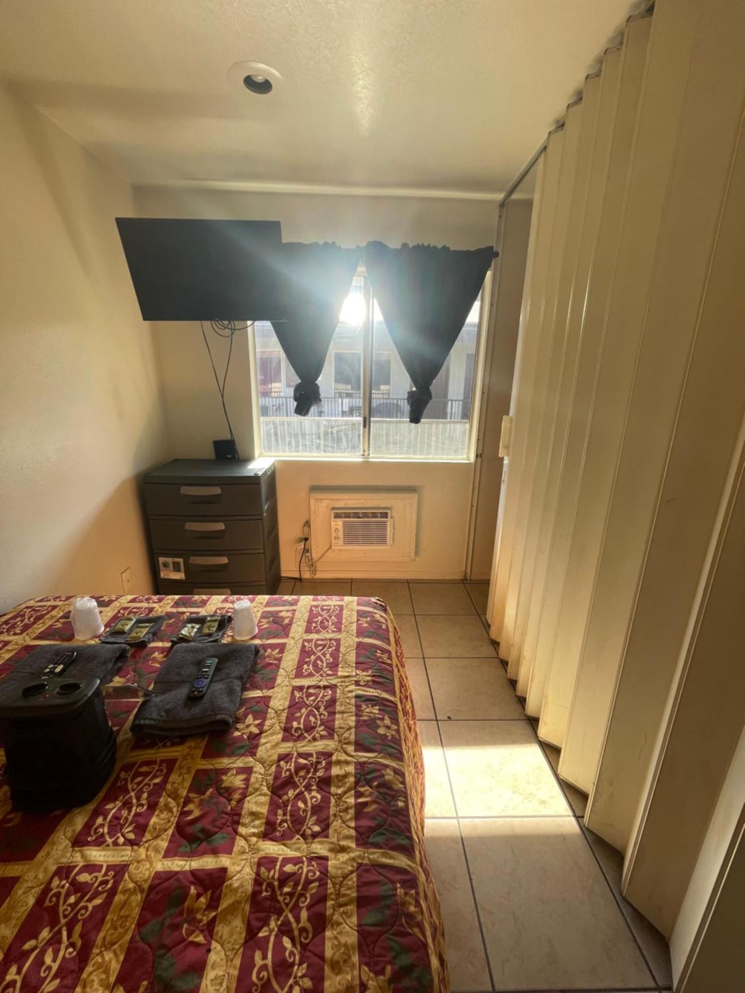 Crown Inn & Suites Spring Valley  Экстерьер фото