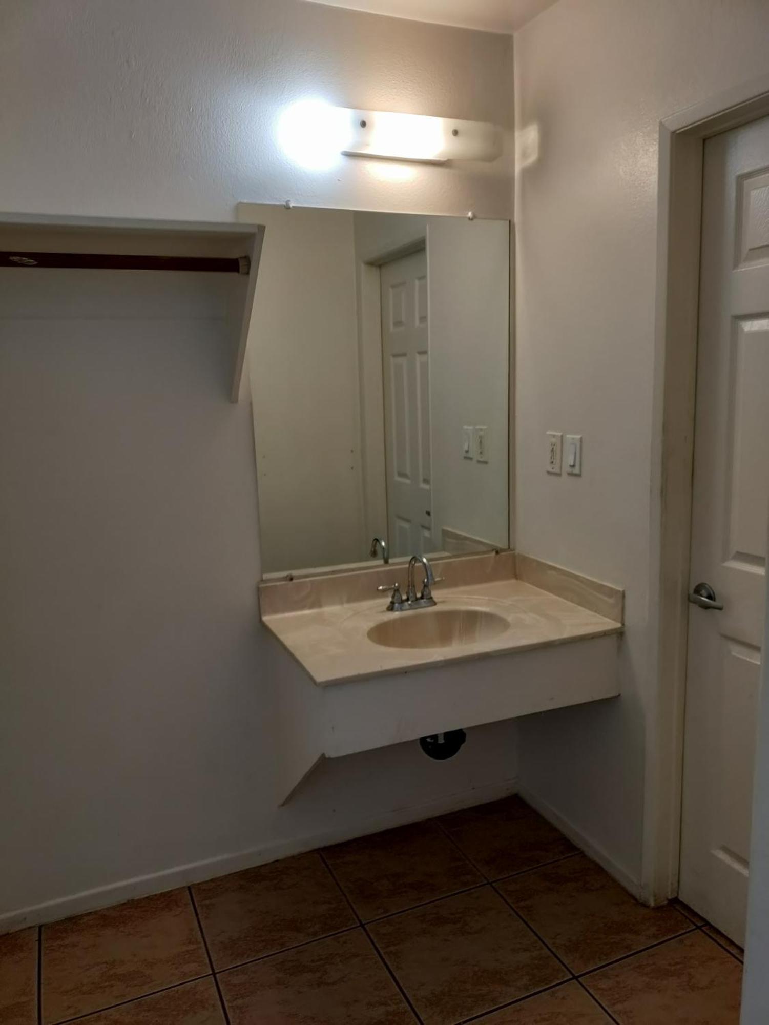 Crown Inn & Suites Spring Valley  Экстерьер фото