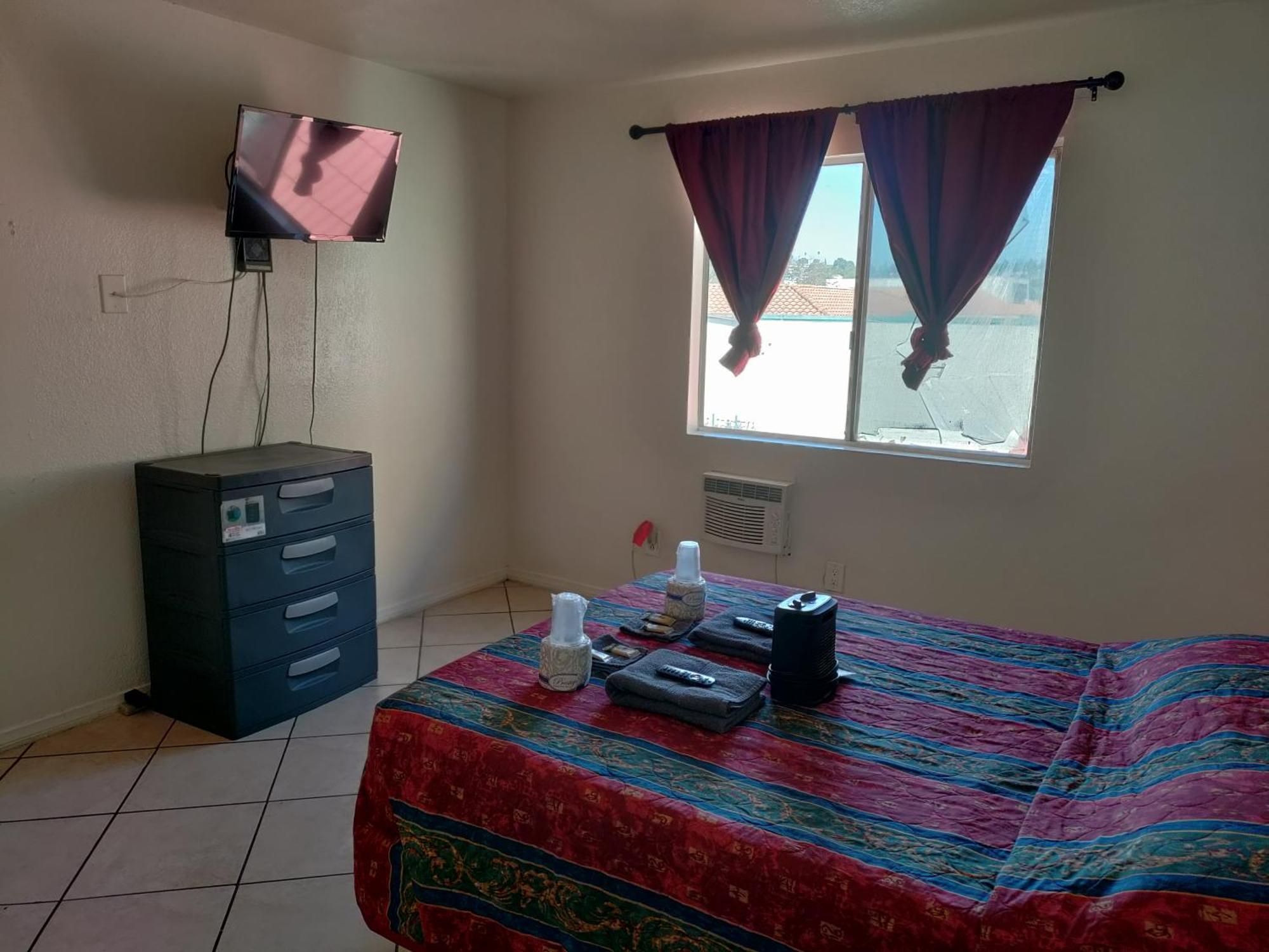 Crown Inn & Suites Spring Valley  Экстерьер фото