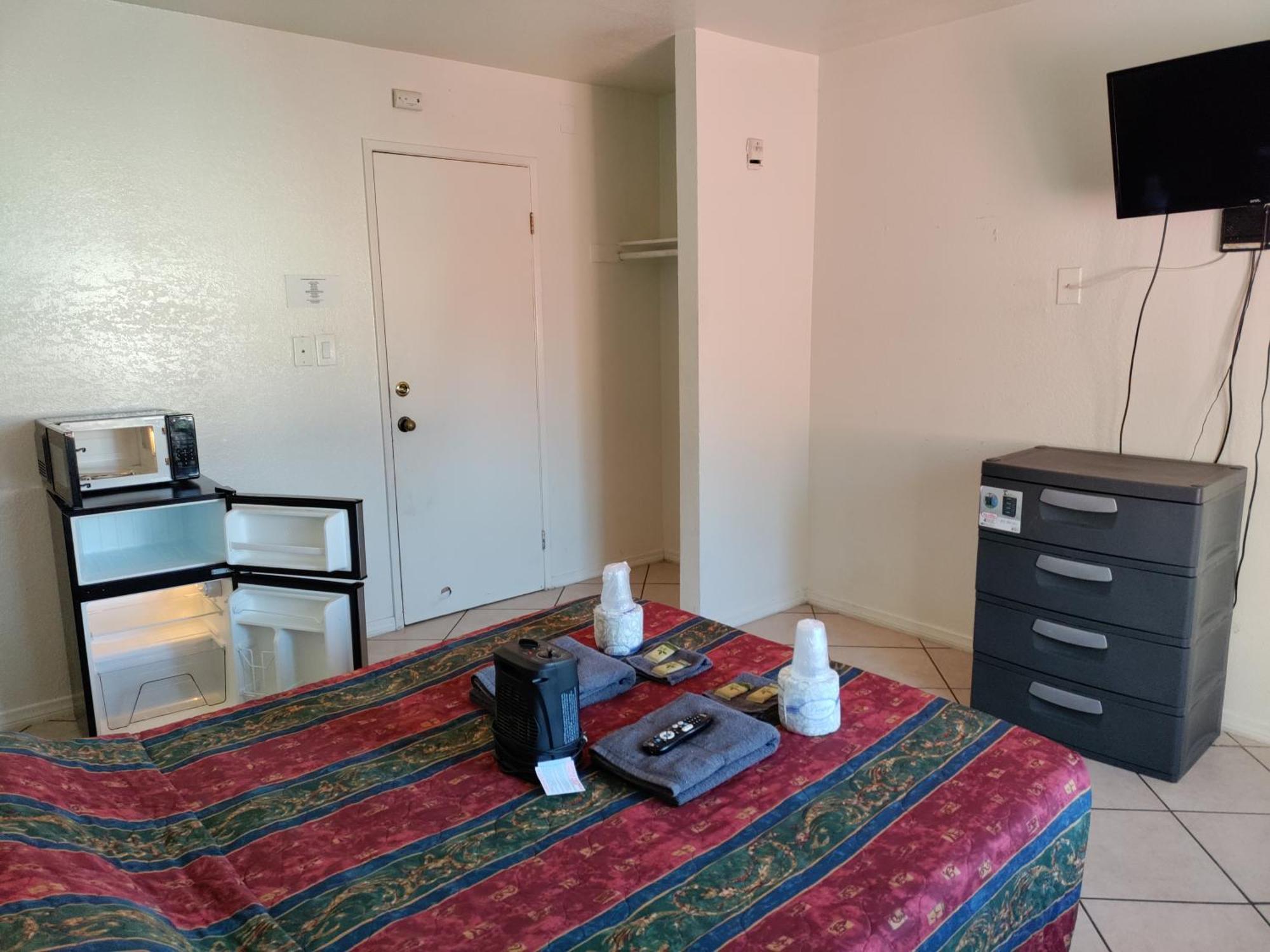Crown Inn & Suites Spring Valley  Экстерьер фото