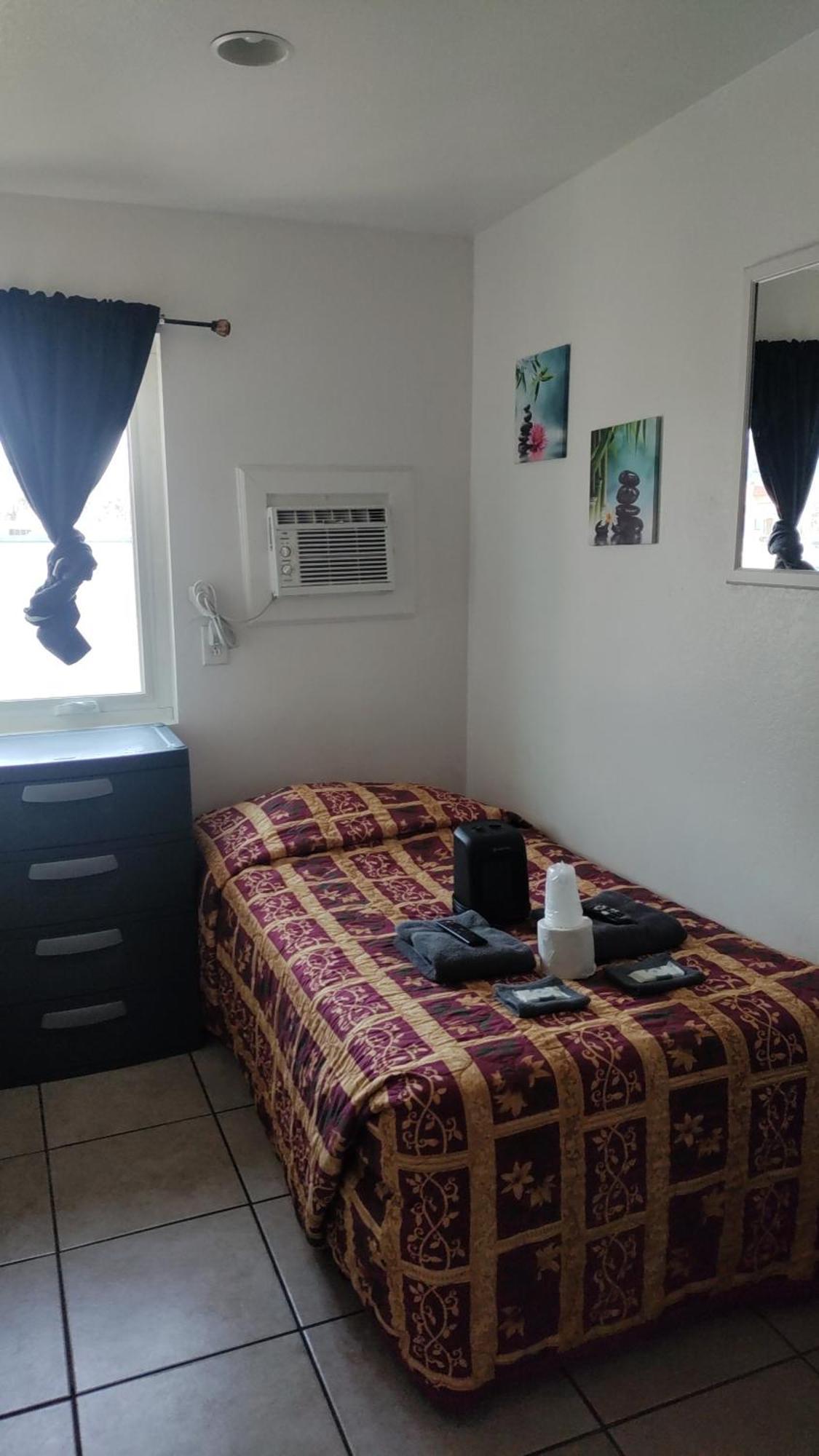 Crown Inn & Suites Spring Valley  Экстерьер фото