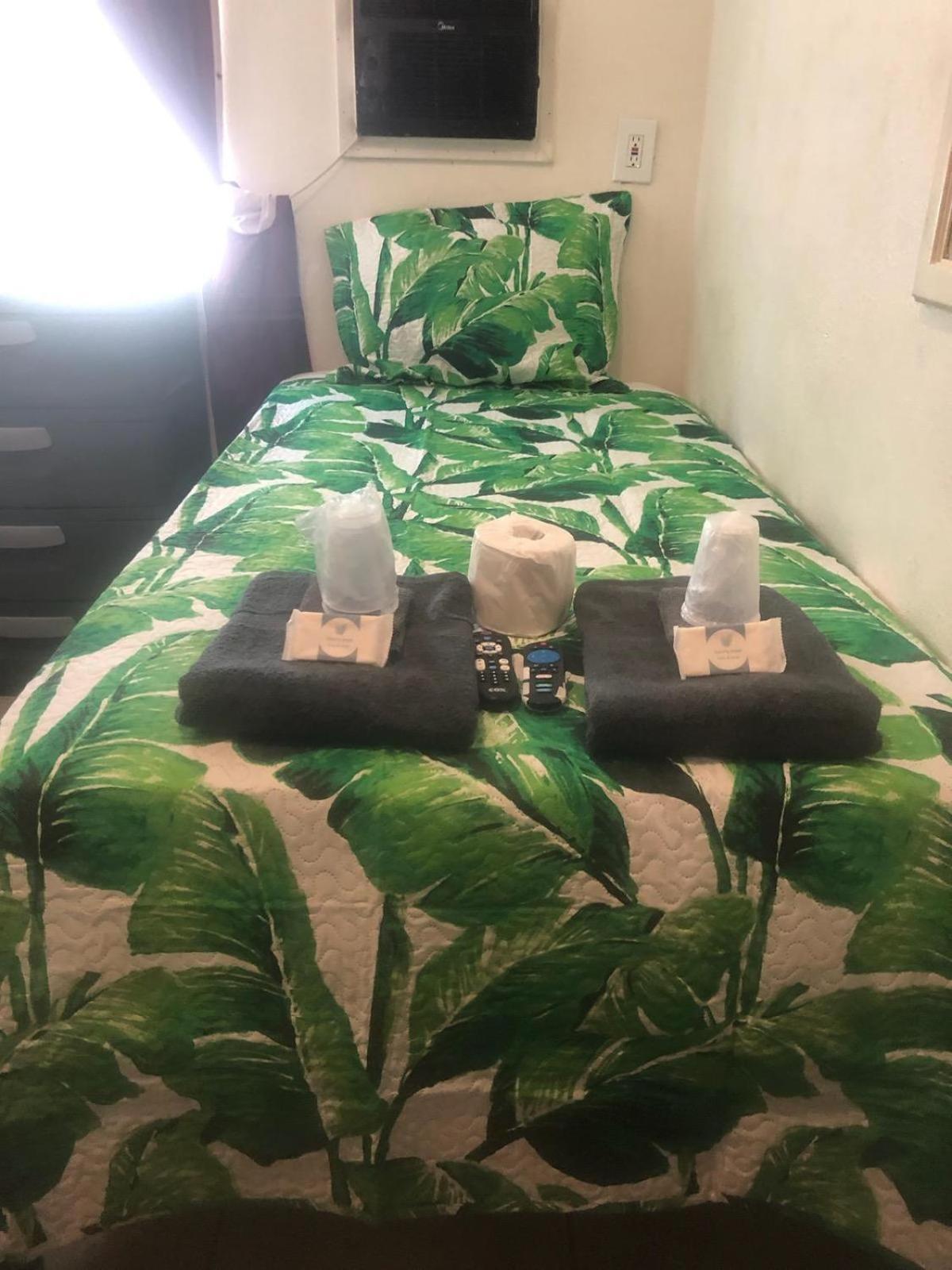 Crown Inn & Suites Spring Valley  Экстерьер фото