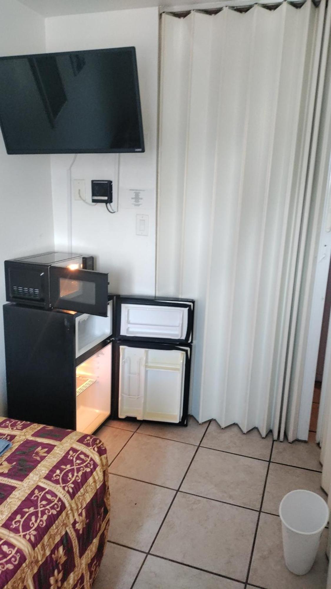 Crown Inn & Suites Spring Valley  Экстерьер фото